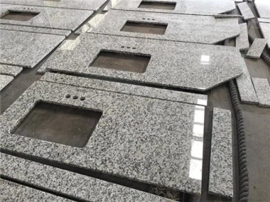 Arbeitsplatte aus grauem Perlgranit
