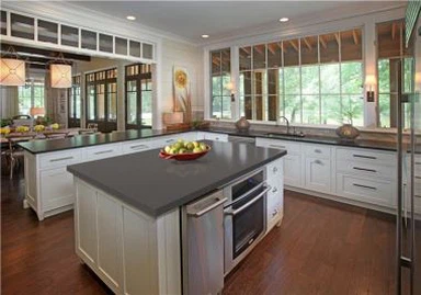 Küche mit grauen Quarz-Arbeitsplatten