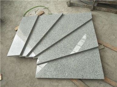 Hellgraue Treppenstufen aus Granit G603