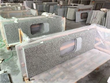 Arbeitsplatten aus weißem und grauem Granit