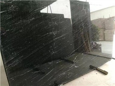 Schwarzer Granit mit weißen Adern