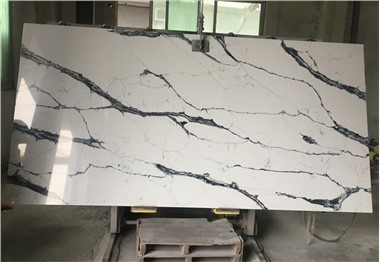 Calacatta-Quarzoberflächen mit schwarzen Adern