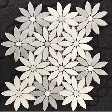 Spritzschutz aus Blumenmosaikfliesen