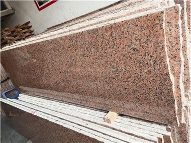 Ahornrote Granitplatte