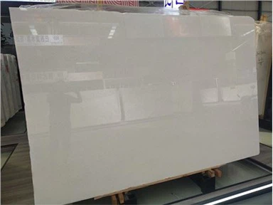 Funkelnde weiße Marmorplatte