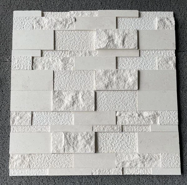 Gestapelter Wandstein aus cremefarbenem Kalkstein