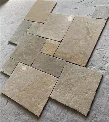 Antikes gelbes Kalksteinpflaster