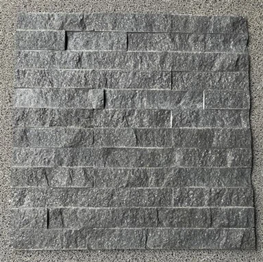 Schwarzer Basalt gestapelter Wandstein