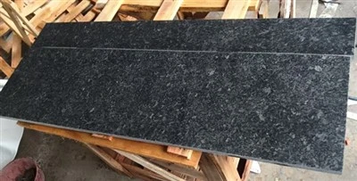 Stufen aus schwarzem Granit