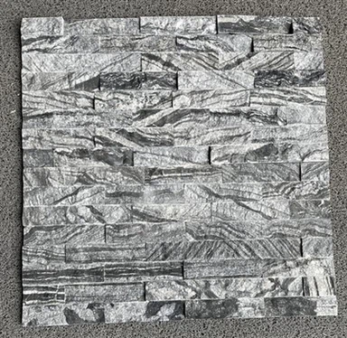 Gestapelter Wandstein aus schwarzem Holzmarmor