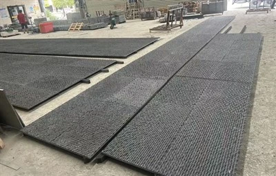 Gemeißelte, gerillte schwarze Granitfliesen
