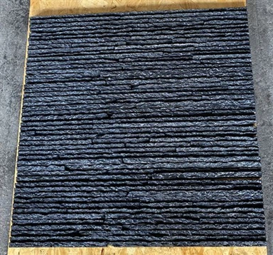 Dunkelgrauer gestapelter Wandstein aus Schiefer