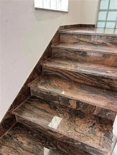 Treppe aus rotem Granit