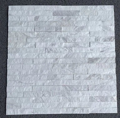 Weiße Marmorfliesen mit geteilter Oberfläche