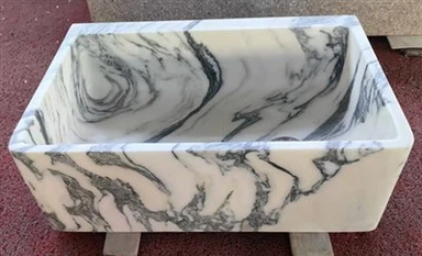 Waschbecken aus weißem Marmor