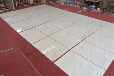 Weißer Marmor mit hellgrauen Venen