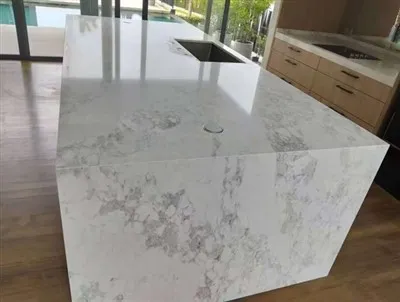 Arbeitsplatten aus weißem Quarz mit grauen Adern