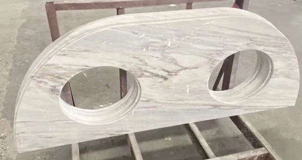 Badezimmerwaschtisch aus weißem Marmor